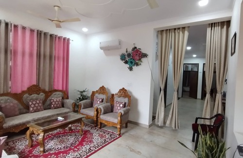Gomti Nagar Apartment | Near Taj Hotel | Self-Cooking + Free Breakfast