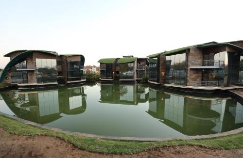 Petlad Hotel | Neonz Resort & Club