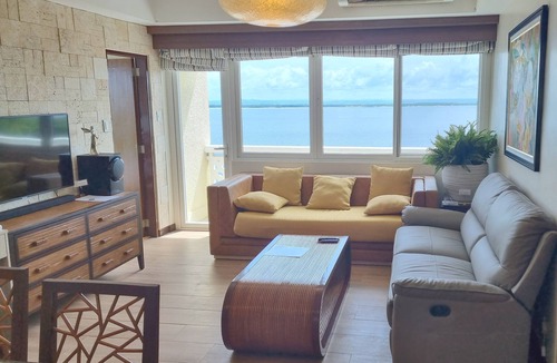 Lapu-Lapu Condo | New huge Lux. 2 BR Condo 100 SQM - 2 Pools, Gym, woow seaviews, Beach 8-9Pax
