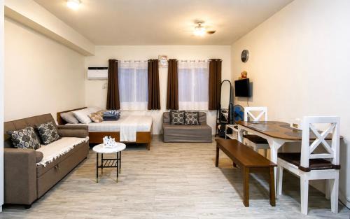 Canlubang Hostel | Nuvali Studio Retreat Free Parking Fast WiFi Pool