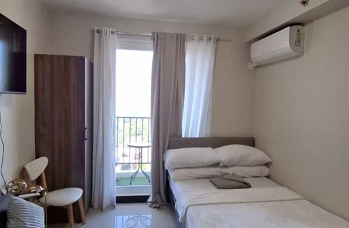 Lapu-Lapu Condo | Ocean Breeze Condo in Lapu-Lapu - Private Room with Balcony