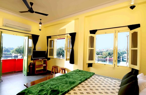 Lake Swaroop Sagar House | oolala-your lake house in the center of Udaipur(Green Room)