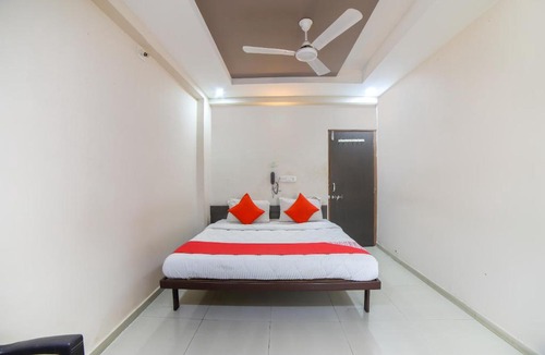 Ambav Hotel | OYO 69652 Om Restaurant And Guest House