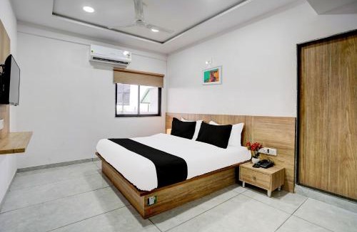Thaltej Hotel | OYO Hotel Champaign