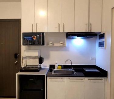 Puerto Princesa City Centre Apartment | Palawan Cozy 2BR w Washer, Dryer, Gym, Pool for 6