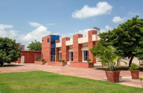 Jaipur District Villa | Palm Familia-6BHK Italian Farmhouse with Cook