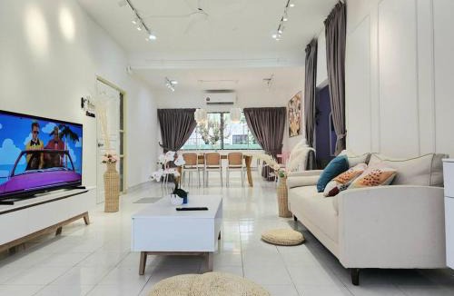 Petaling Jaya House | Petaling Jaya Premium Bungalow 4 Bed Rooms for up tp 18Pax, SS14, Plaza33 , 3 2 Square, Jaya One , SS2