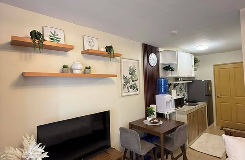 Dumaguete Condo | Piper’s Pad Marina-Cozy Studio close to Restau. & Seaports. A/C - Kitchenette.