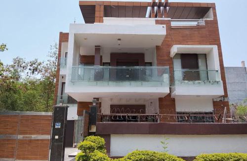 Greater Noida Hotel | PLAY THE KINGS NIGHT HOTEL couple friendly