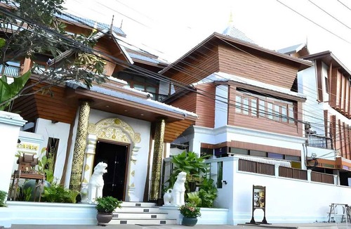 Old City House | Poolside King Retreat | Direct Access & Spa Bath