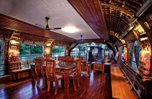 Kumarakom Boat Rental | Premium Houseboat - Indian hospitality service