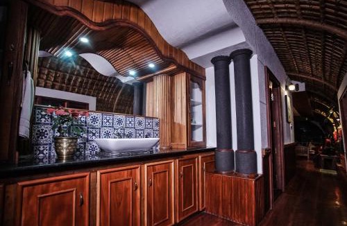 Kumarakom Boat Rental | Premium Houseboat - Indian hospitality service