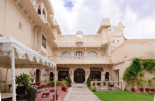 Bhindar Apartment | RajMahal- Live Like Royalty 446-Year-Old Stay 7BR -Homeyhuts