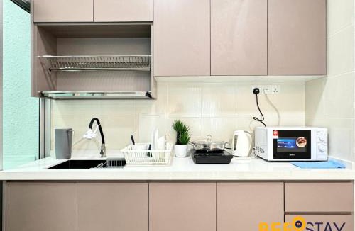 Salak South Apartment | Salak Selatan Pool View with Wifi & Netflix 4PAX