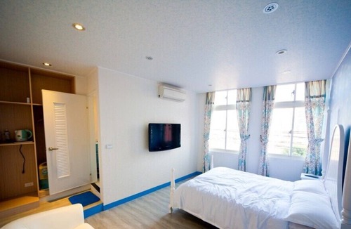 Zhongshan District Hostel | Season Of Water