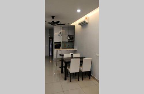 Batu Caves Apartment | Selayang 18 Lovely 2R2B, Netflx and Wi-Fi provided