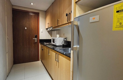 Barangay 76 Condo | Shell Residences MOA - The Executive Suites SL005 Cozy 1 Bedroom with AC, Wi-Fi