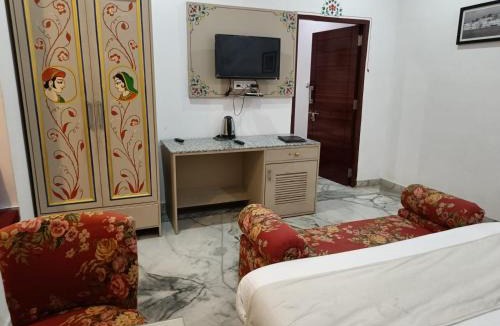 Lake Swaroop Sagar House | Shiv Villa Home Stay