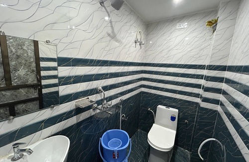 Varanasi Bed & Breakfast | SHREE GOMUKH RESIDENCY Guest house located near to river bank & temple, 250 mtrs