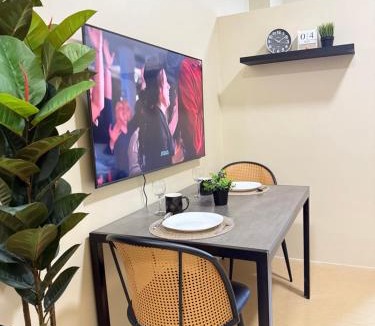 Barangay 29 Apartment | Skyline Stay - City View - Pool and Gym