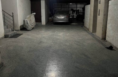 Sainik Farm Apartment | Spacious 3-bedroom apartment in enchanting DL with WiFi, AC