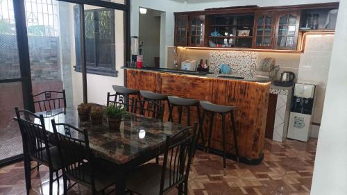 Poblacion District House | Spacious 3-Floor 6-Bedroom House, 30pax