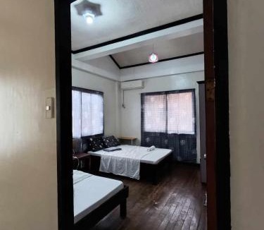 Poblacion District House | Spacious 3-Floor 6-Bedroom House, 30pax