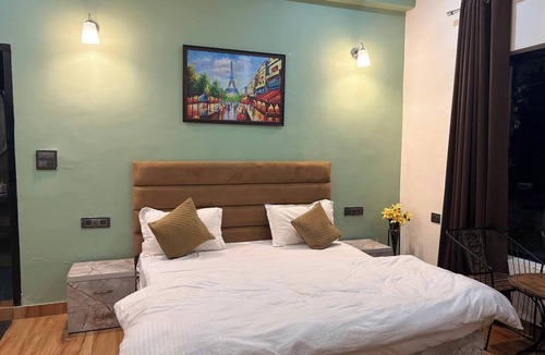 Gurugram Other | Spacious 5-bedroom farmhouse in cool Gurugram with AC, WiFi