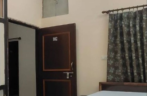 Varanasi Apartment | Spacious 8-bedroom apartment with AC and hot water, WiFi in charming Varanasi