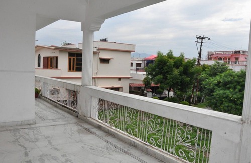 Bullawala House | Spacious Room Near Indian Military Academy