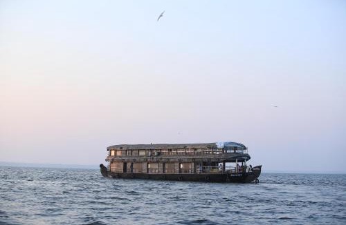 Kumarakom Boat Rental | Sreekrishna Houseboat - VACCINATED STAFF