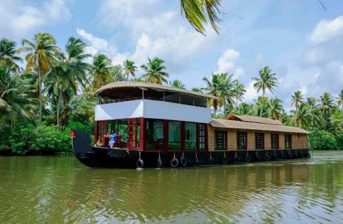 Kumarakom Boat Rental | Sreekrishna Houseboat - VACCINATED STAFF