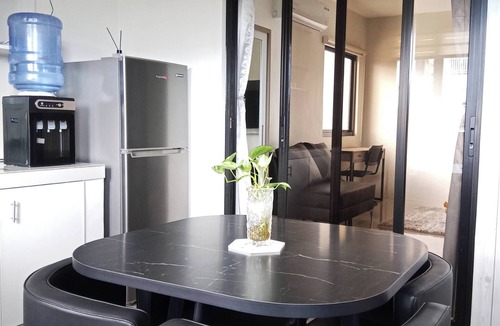 Calamba Apartment | Stay at Diez R1, Queen bed and Private Kitchen