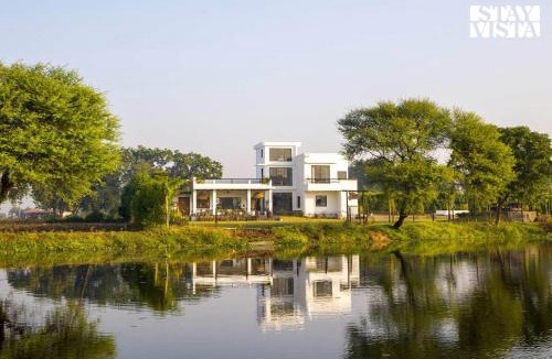 Rau Villa | StayVista at Lotus by the lake with Pool, BBQ & Lawn