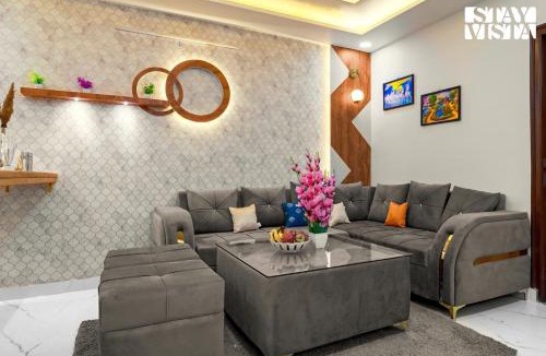 Jaipur Apartment | StayVista's Regal by Aaj - City-Center Villa with Indoor-Outdoor Games, Terrace & Elevator