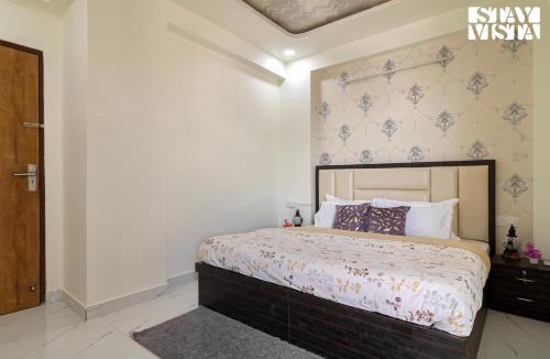 Jaipur Apartment | StayVista's Regal by Aaj - City-Center Villa with Indoor-Outdoor Games, Terrace & Elevator