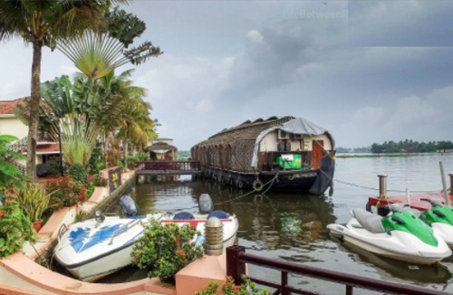 Alappuzha Boat Rental | Sterling House boat Lake Palace Alleppey