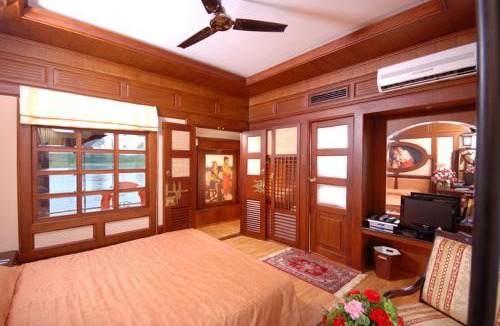 Sea View Ward Boat Rental | Sterling Houseboats Lake Palace, Alleppey