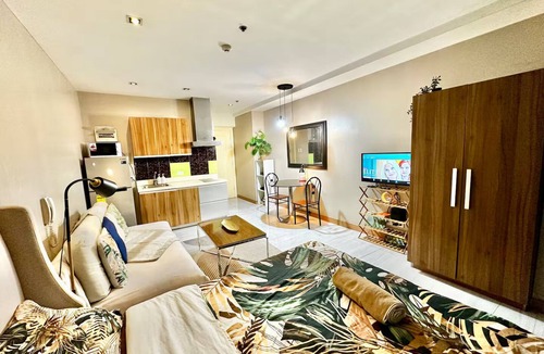 Downtown Condo | Studio w/Balcony @ Poblacion, Makati | Pool, Gym & Sauna
