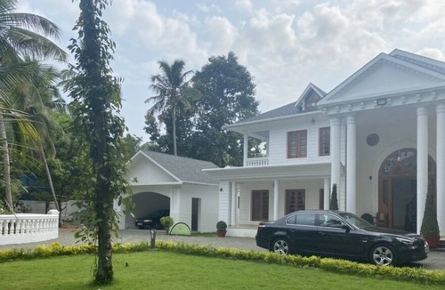 Thiruvananthapuram House | Stunning Colonial mansion-Private Pool