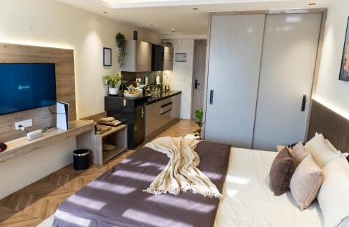Jaypee Greens Apartment | Stylish & Comfortable Studio near Expo Center Greater Noida opposite Metro