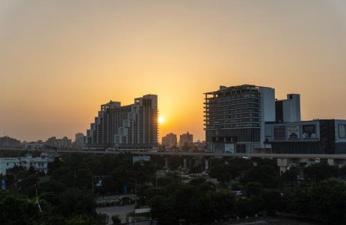 Jaypee Greens Apartment | Stylish & Comfortable Studio near Expo Center Greater Noida opposite Metro