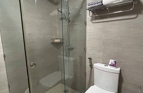 Talisay Condo | Stylish Studio Hideaway, Talisay City, WiFi + AC