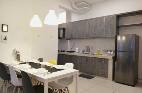 Usj 1 Apartment | Subang City Residence, 8-9 pax with Balcony, Walking Distance to Summit, 5min to Sunway