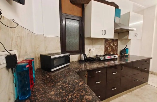 New Delhi Apartment | Sufiyana Plain Beautiful