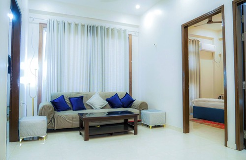 Varanasi Apartment | Sukoon Stay - Spacious 3-bedroom apartment with WiFi, AC in Spiritual Varanasi