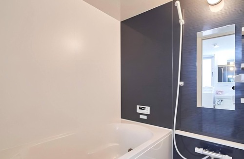 Noda Apartment | Sunny 3 - guest American - style Osaka apt.Private bath, kitchen. Unit 101.