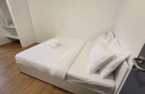 Kampung Jiboi Hotel | Swing & Pillows - Paroi Gateway