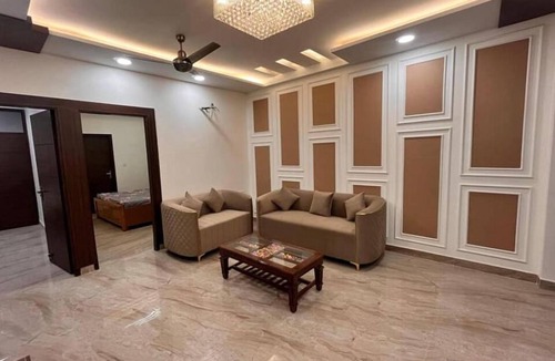 Patparganj Apartment | Terrific 2-bedroom apartment with WiFi in vibrant Delhi