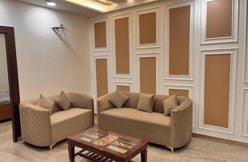 Patparganj Apartment | Terrific 2-bedroom apartment with WiFi in vibrant Delhi